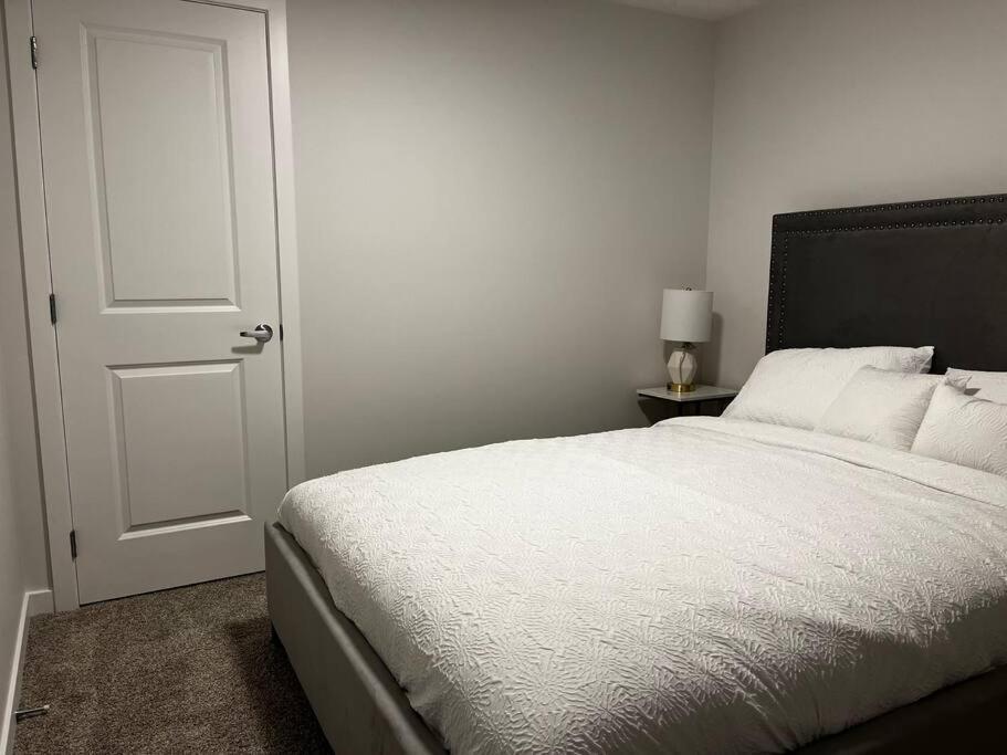 Brand New - Home Away From Home In Nw YYC Eksteriør billede