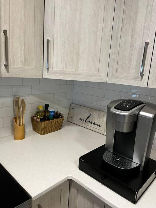 Brand New - Home Away From Home In Nw YYC Eksteriør billede