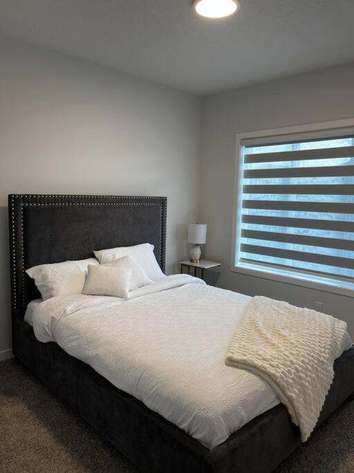 Brand New - Home Away From Home In Nw YYC Eksteriør billede