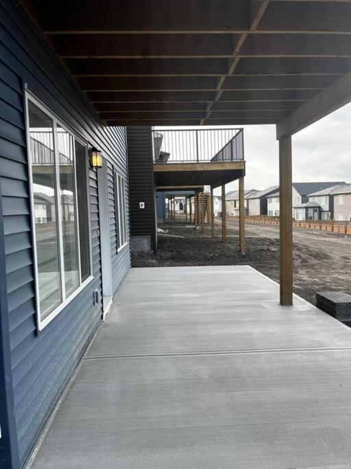 Brand New - Home Away From Home In Nw YYC Eksteriør billede