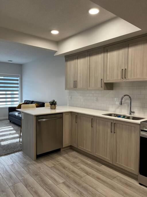 Brand New - Home Away From Home In Nw YYC Eksteriør billede