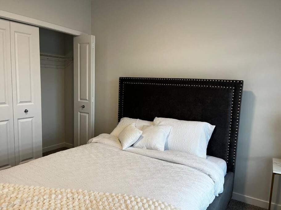 Brand New - Home Away From Home In Nw YYC Eksteriør billede