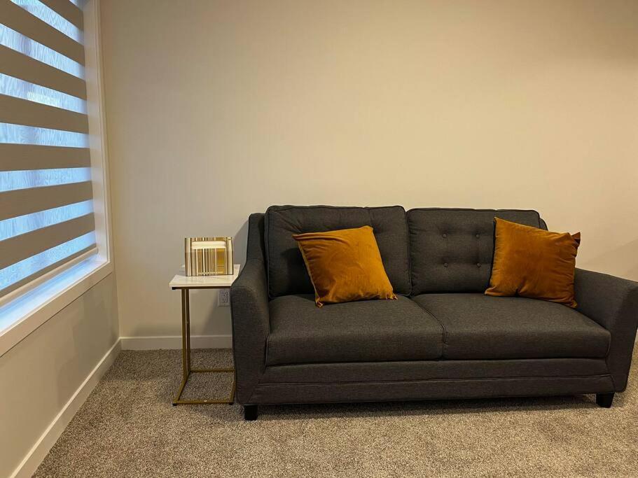 Brand New - Home Away From Home In Nw YYC Eksteriør billede