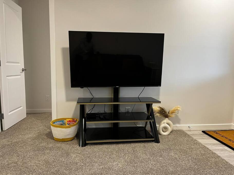 Brand New - Home Away From Home In Nw YYC Eksteriør billede