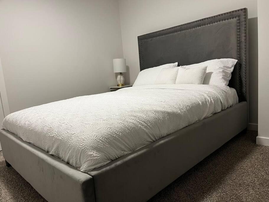 Brand New - Home Away From Home In Nw YYC Eksteriør billede